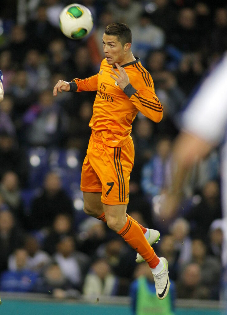Ronaldo melompat untuk mencetak gol sundulan